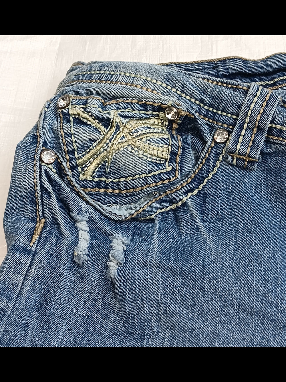 Red Rivet Red-Accented Denim Label Detail - Picture 11 of 13
